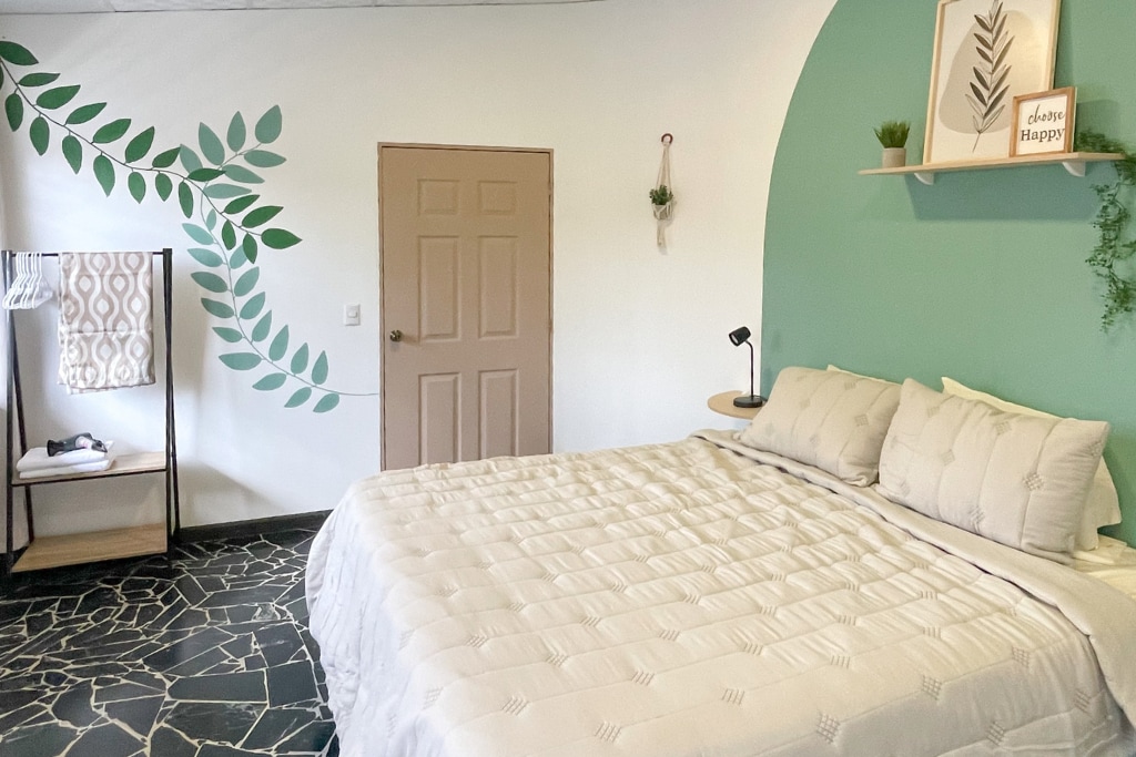 Green Oasis: King Bed w/ Private Bathroom & A/C