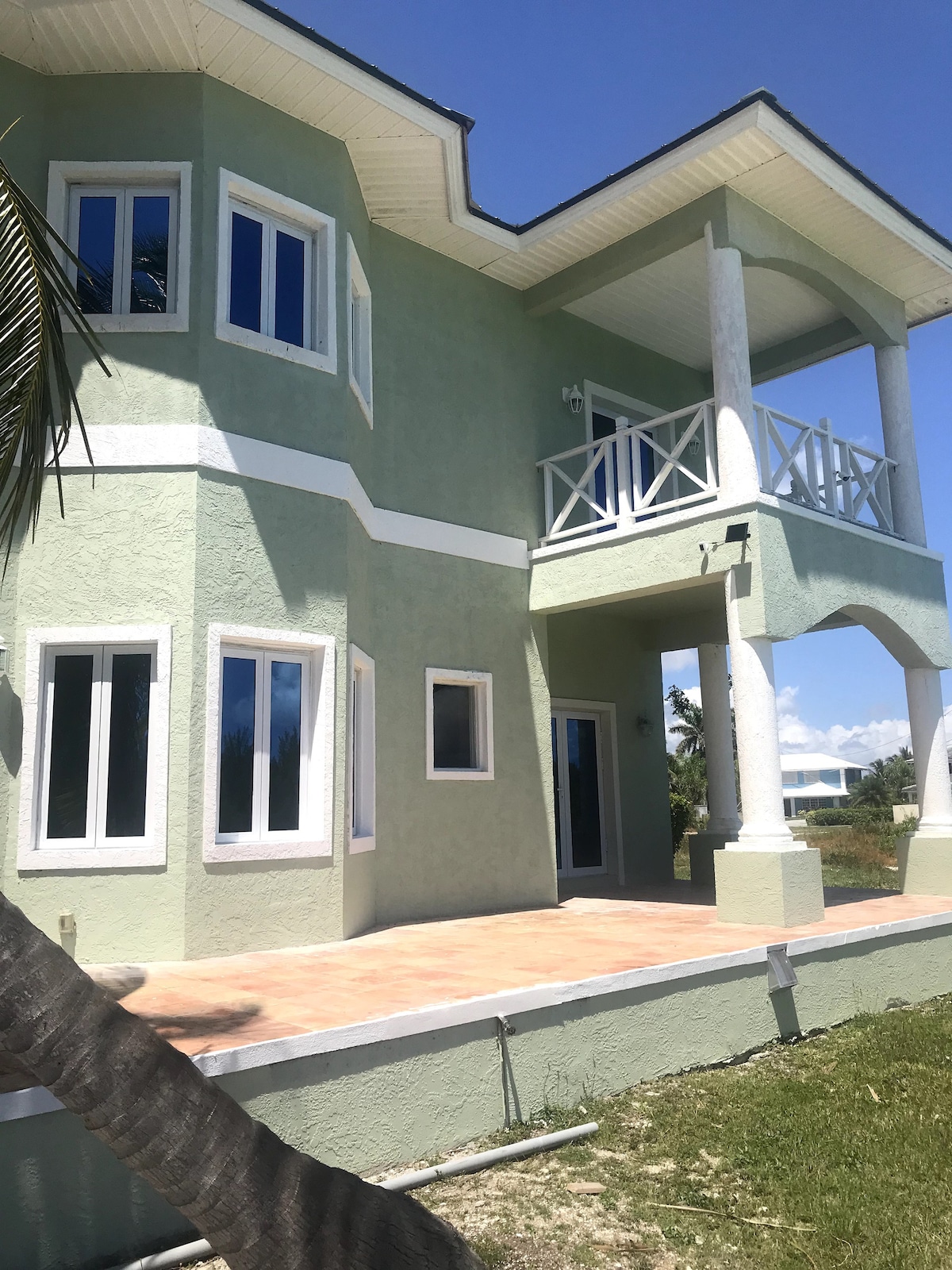 6br/5b Beautiful Waterfront Lux Home w/ Ocean View