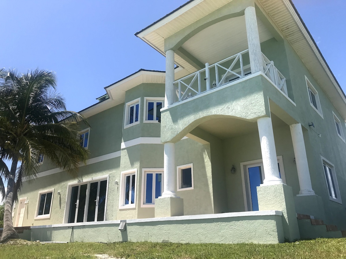 6br/5b Beautiful Waterfront Lux Home w/ Ocean View