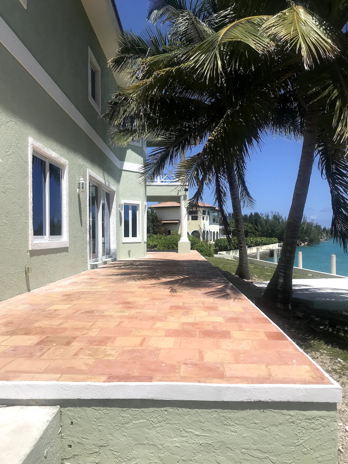 6br/5b Beautiful Waterfront Lux Home w/ Ocean View