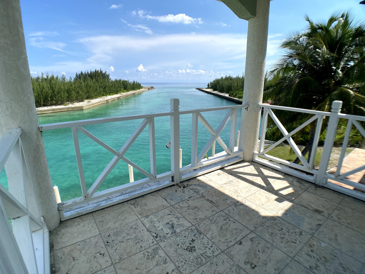 6br/5b Beautiful Waterfront Lux Home w/ Ocean View