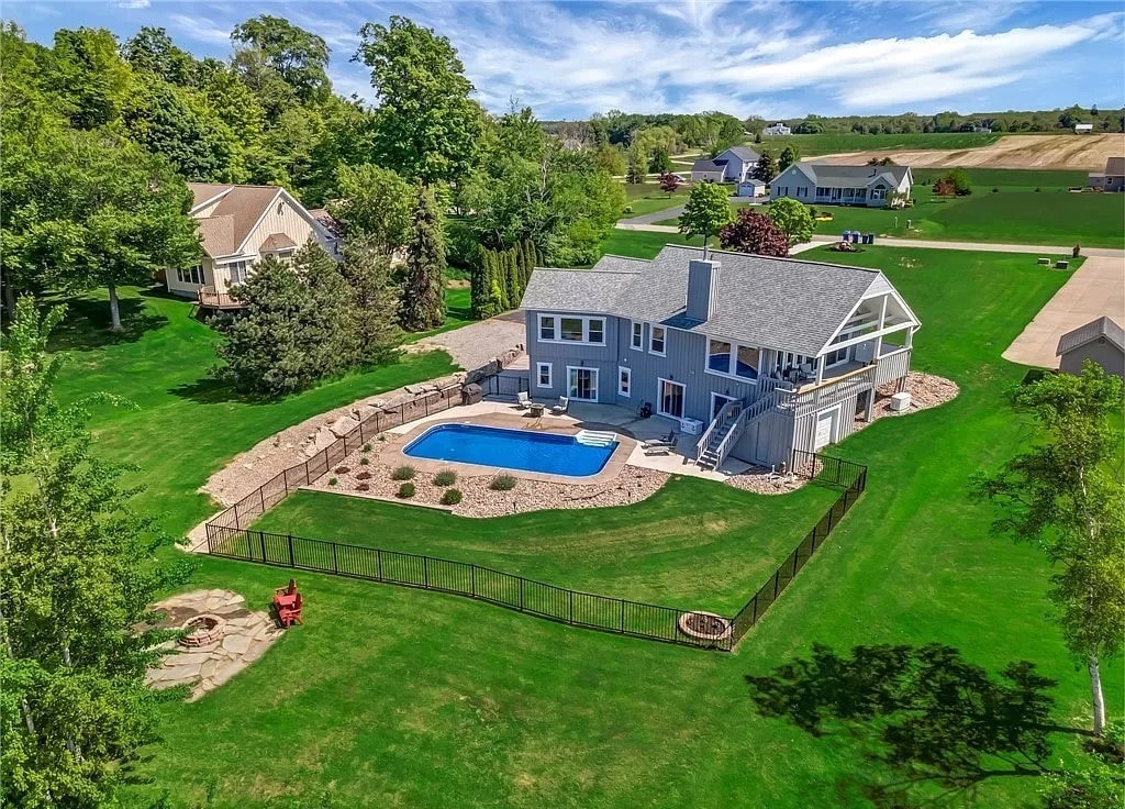 The Lakeshore Cottage