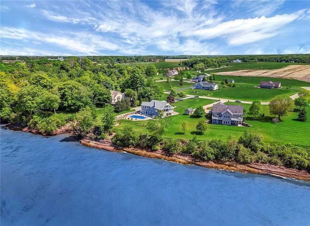 The Lakeshore Cottage