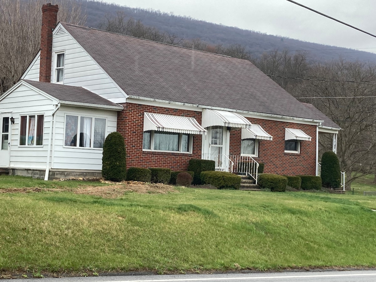 Near Lake Raystown/lots of parking space for boats