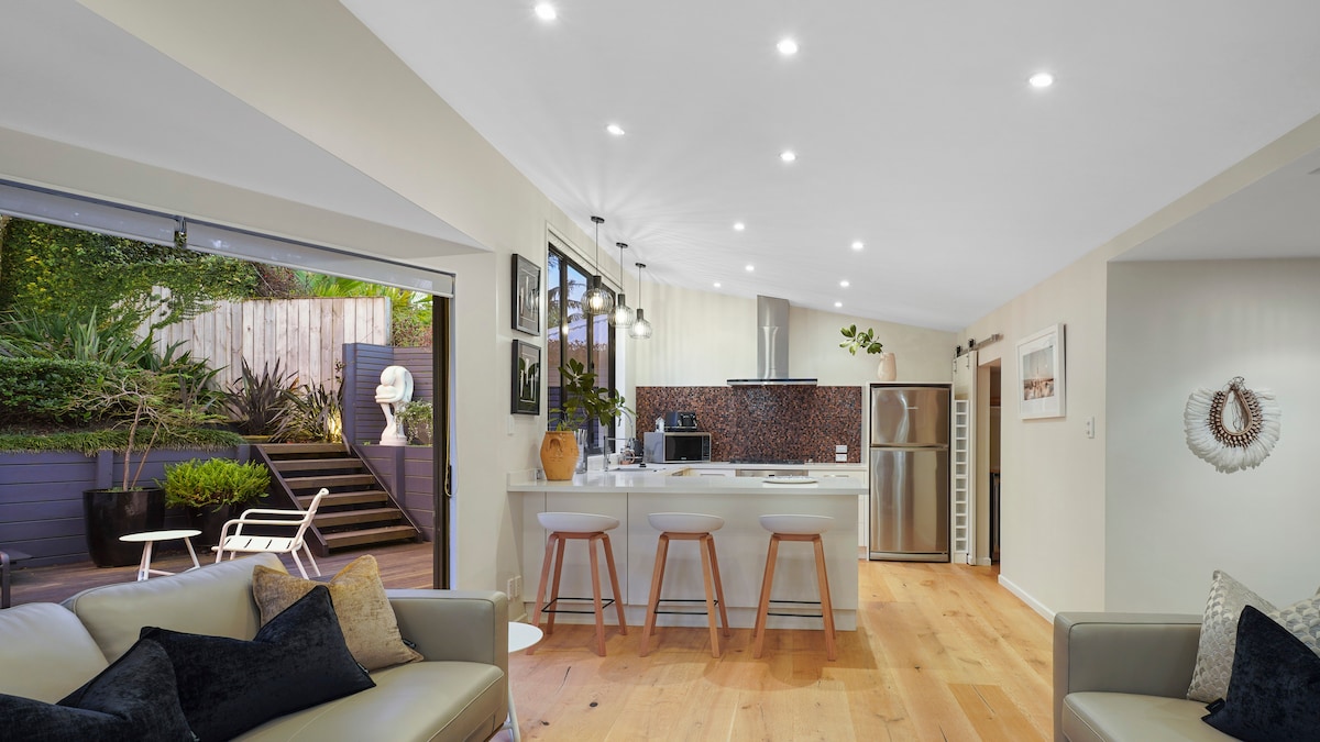 Elite Retreat Ponsonby with Parking and Deck