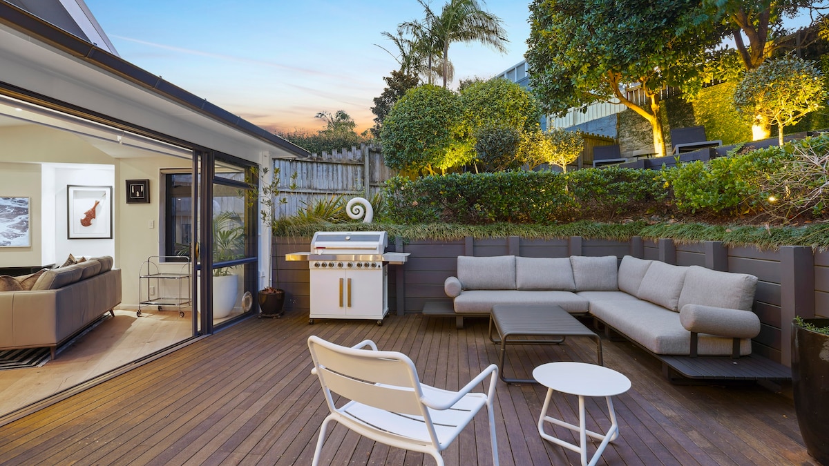 Elite Retreat Ponsonby with Parking and Deck