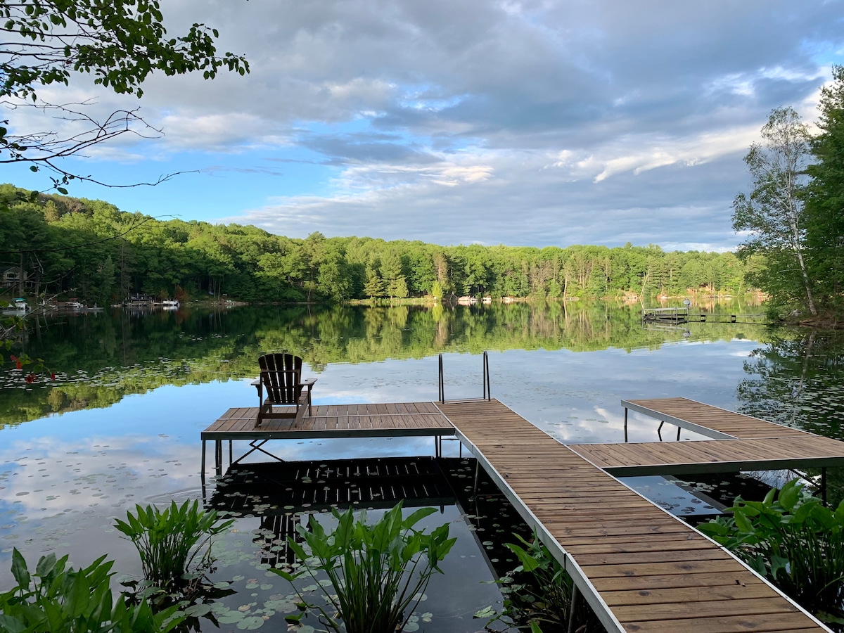 Lakeside serenity, with kayaks!  Close to TC!