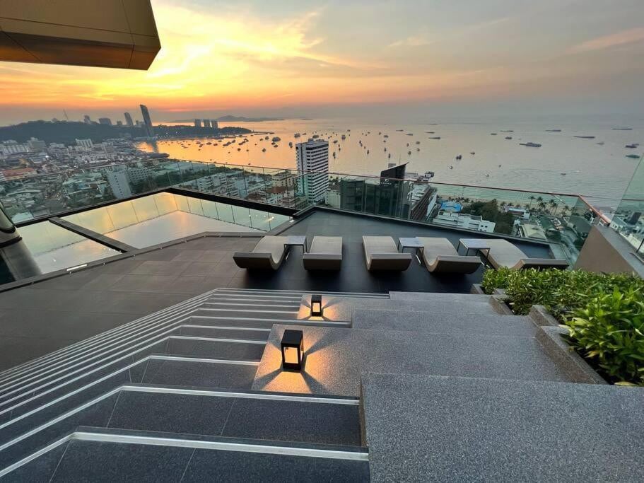 Central Pattaya 1Bed City & Partial Seaview (321)