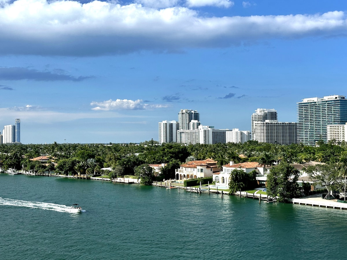 New Luxe Oceanfront Condo Bay Harbor - Great VIEWS