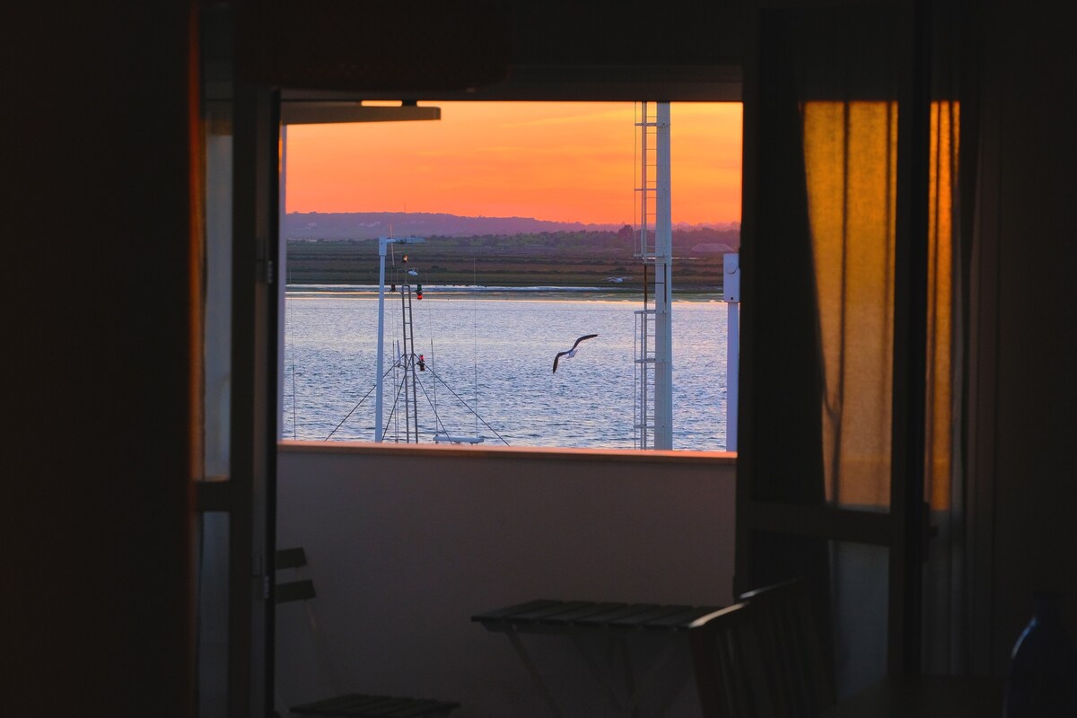 Vistas al río y Portugal. Tiene terraza.