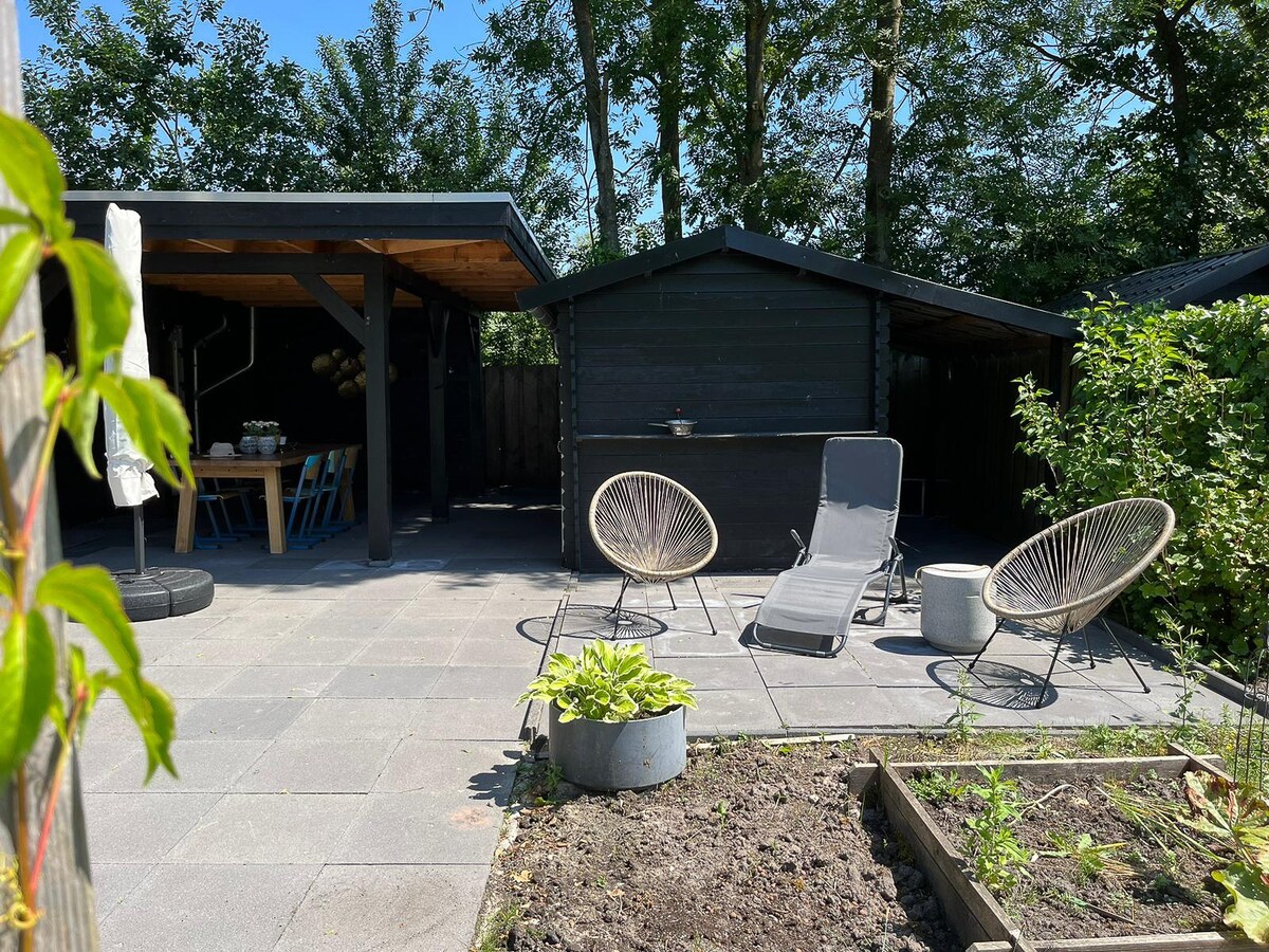 Luxe en ruim chalet met airco bij Leekstermeer