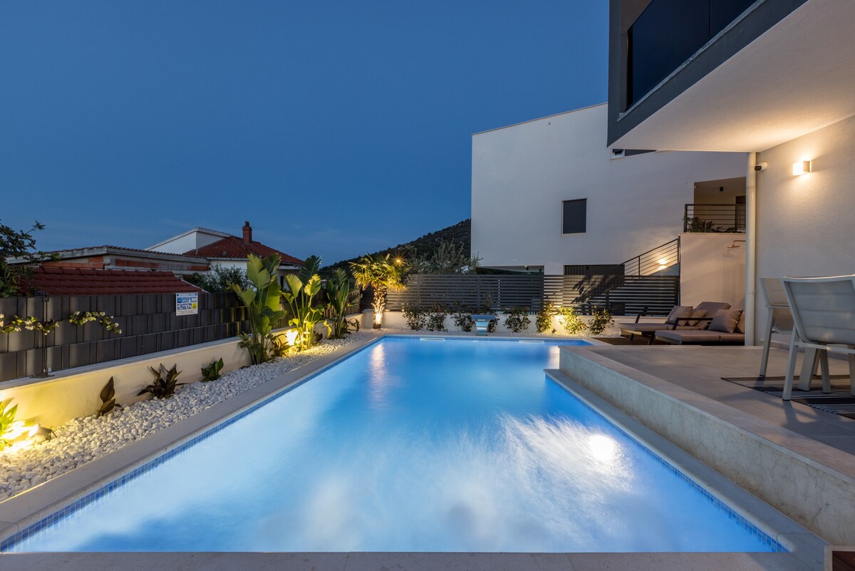 Luxury Villa ToDo ~  heated pool and jacuzzi