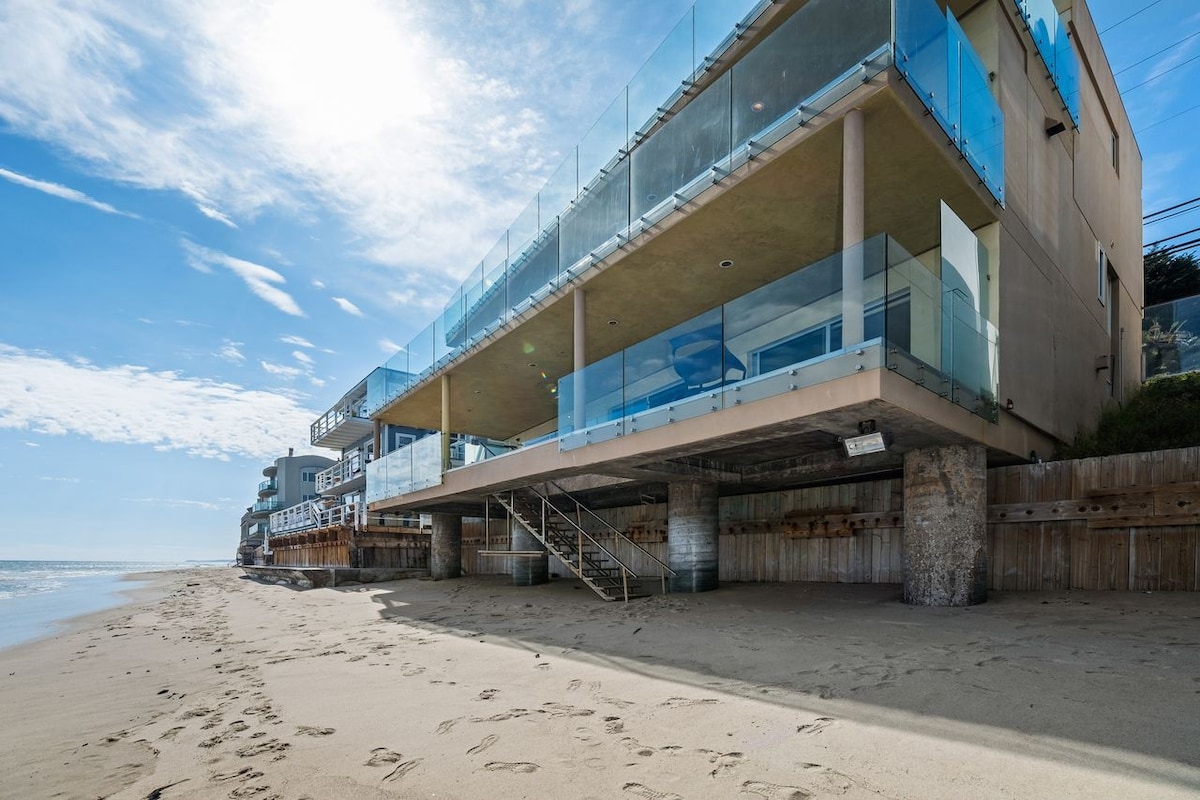 Beachfront - Modern w/ Hi-Ceilings & Sandy Beach