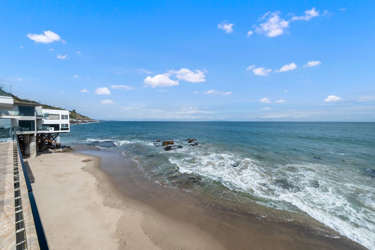 Beachfront - Modern w/ Hi-Ceilings & Sandy Beach