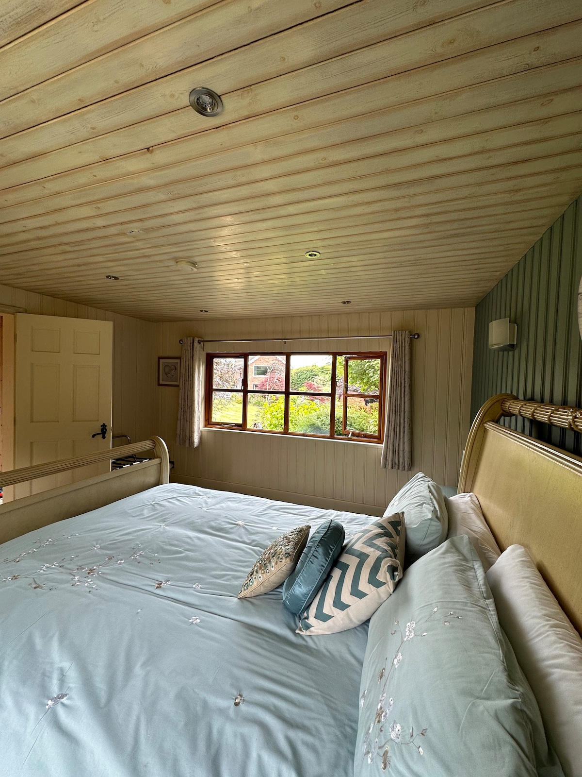 Kidbrook Cabin, Central Cheshire Retreat