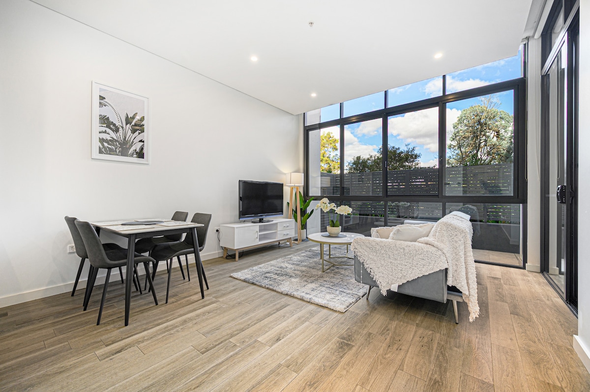 Burwood stunny apt with Parking  | Train&Shopping