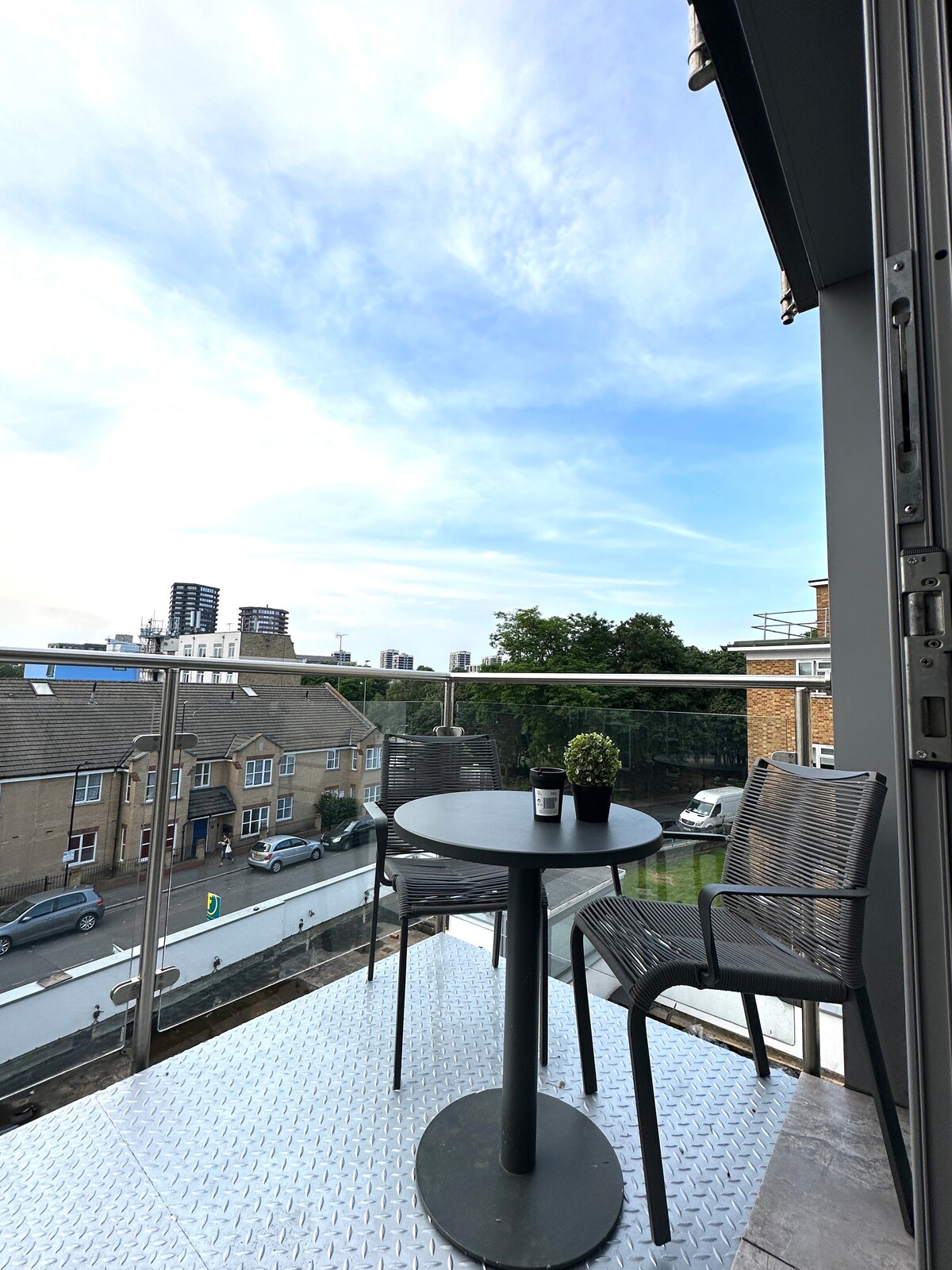 Modern 3 Bed Flat with Lift & Balcony, Hoxton