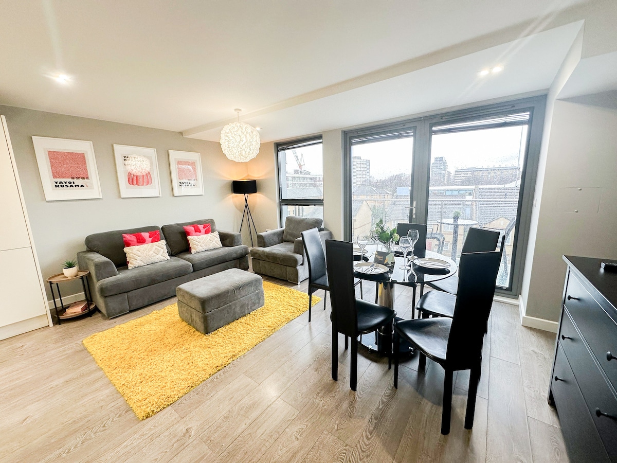 Modern 3 Bed Flat with Lift & Balcony, Hoxton