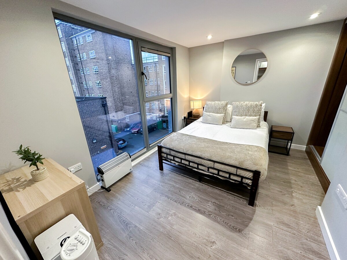 Modern 3 Bed Flat with Lift & Balcony, Hoxton