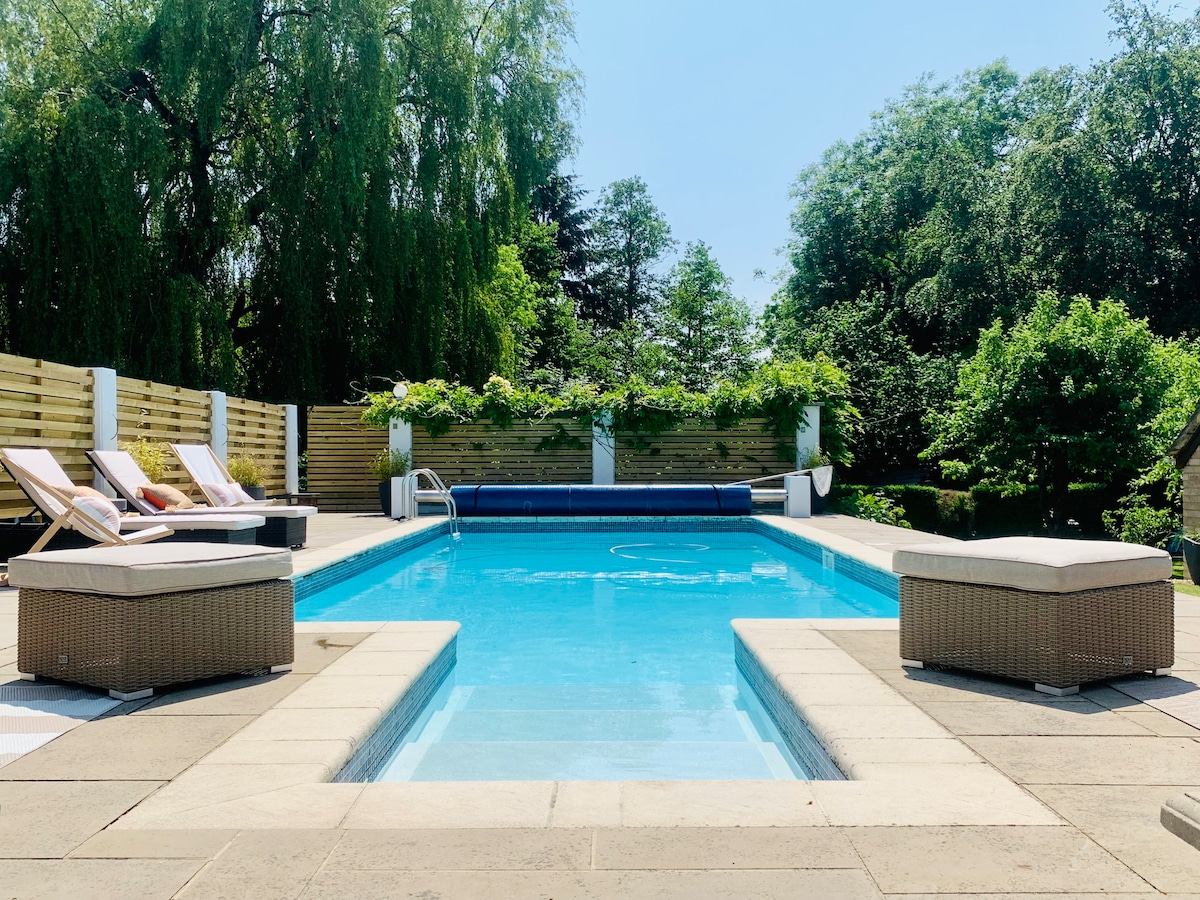 Berkshire country house with pool