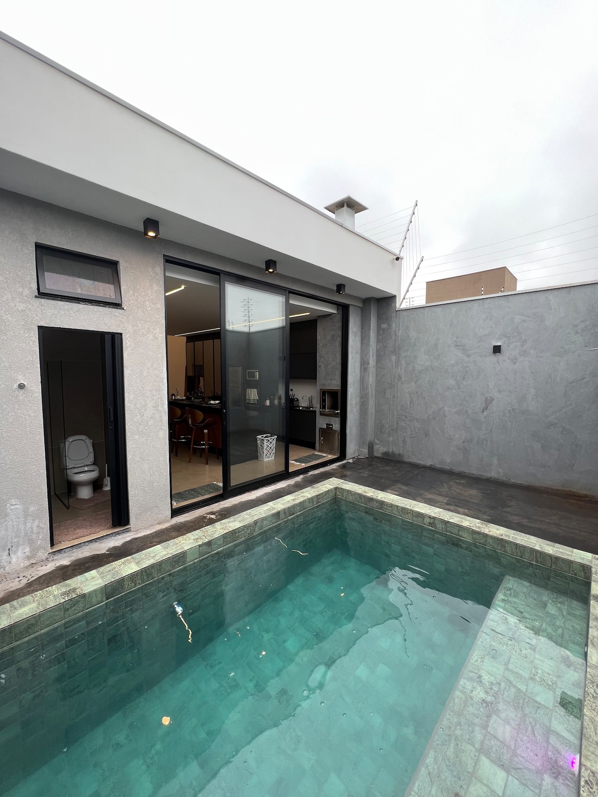 Casa com piscina e área gourmet integrada