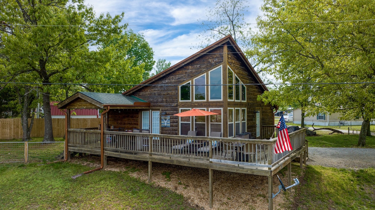 The Cowskin Cabin - Lakeview Getaway