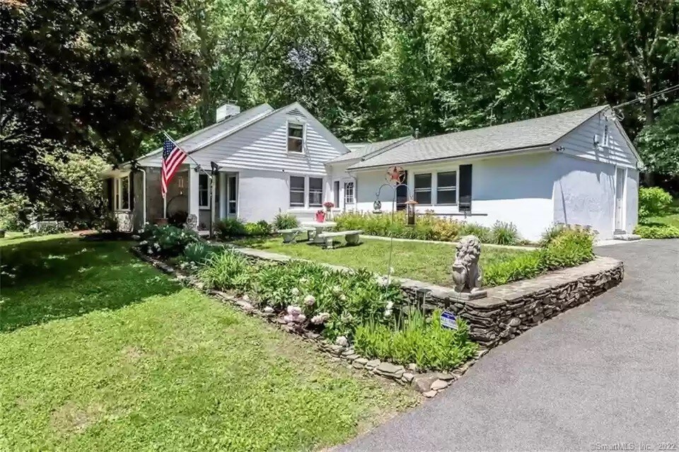 Spacious and relaxing New Milford 5br home w pool!