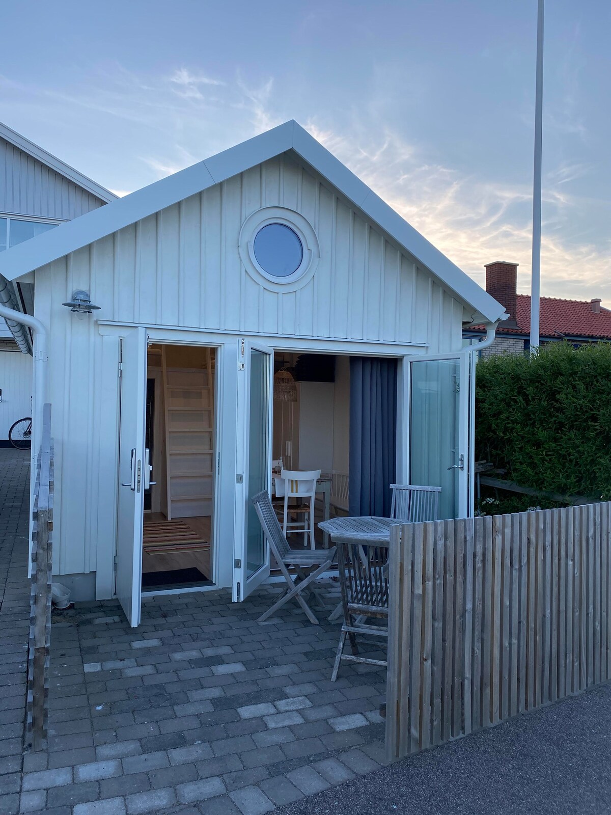 位于Öckerö的小屋，享有海景。