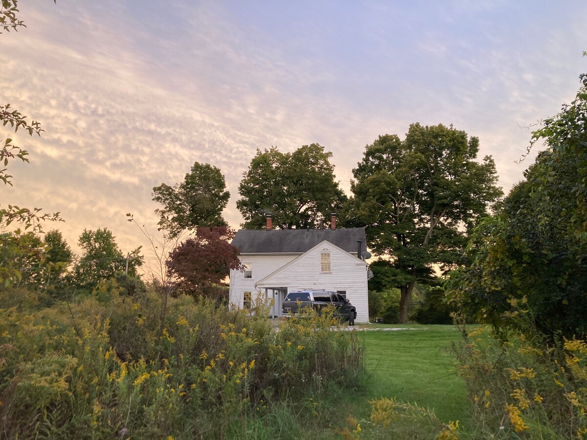 Huge, Comfy Farmhouse a mile from Granville