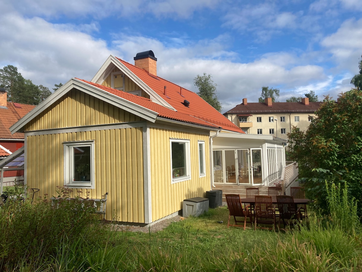 Central villa med egen trädgård