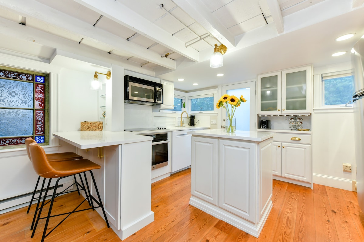 Old Town Cottage | Near Crocker Park | Parking