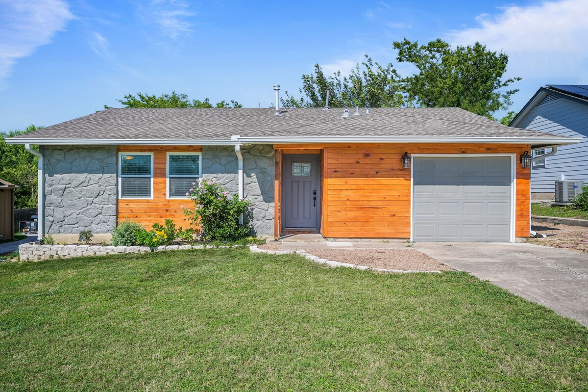 Super Cute 3/2 House with Yard - Great Location!