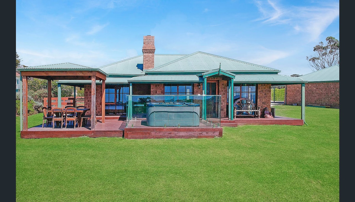 Serenity by the sea, Apollo Bay Cottage & Jacuzzi