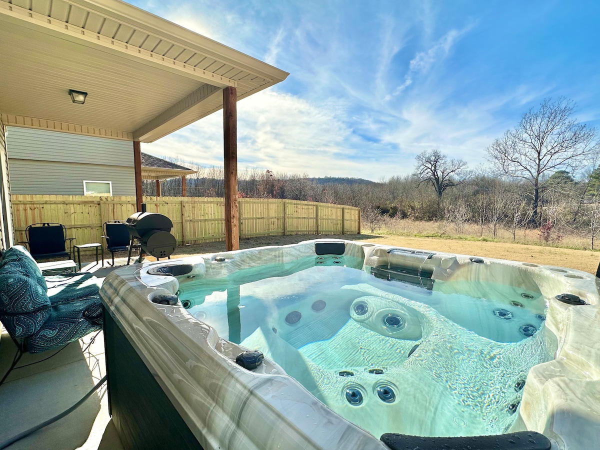 The Bird House - Private Hot Tub & 2 Mi to UofA