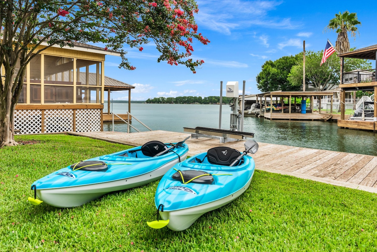 Waterfront getaway w/boat dock, kayaks & games