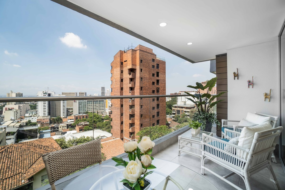 H604 - Beautiful View with Balcony, Pool & Parking