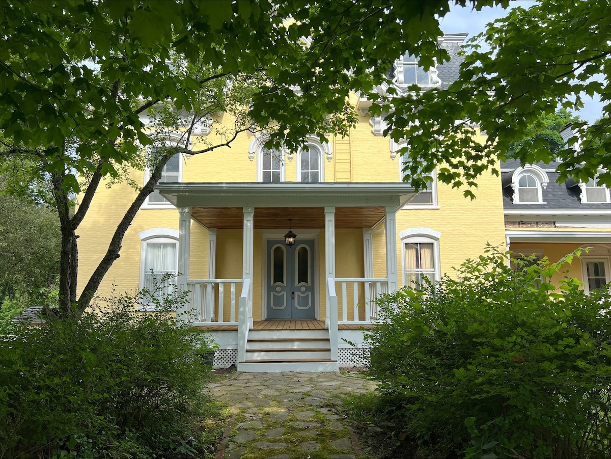 Schmitt Room in Historic Home near St. Albans