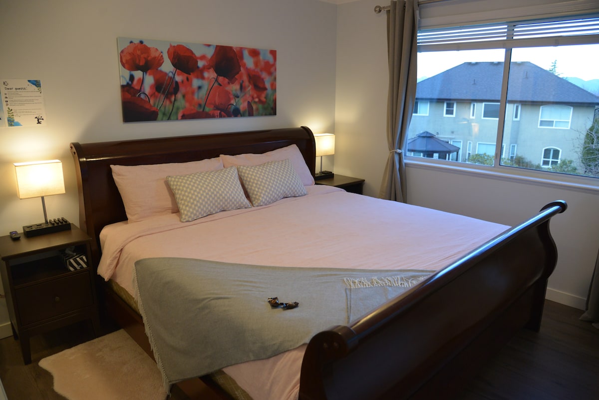 Master Bedroom Ensuite w/King Bed, TV, Parking