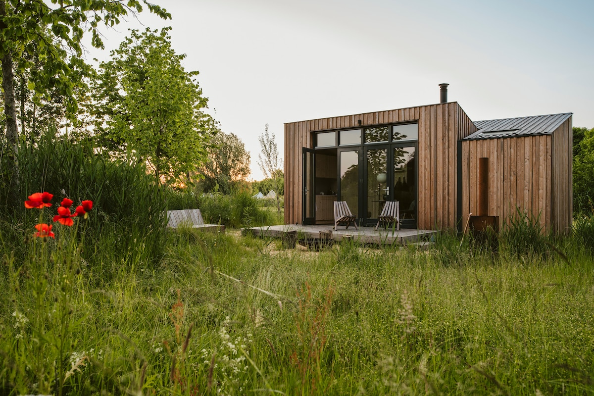 tiny house met outdoor pizza oven op landgoed