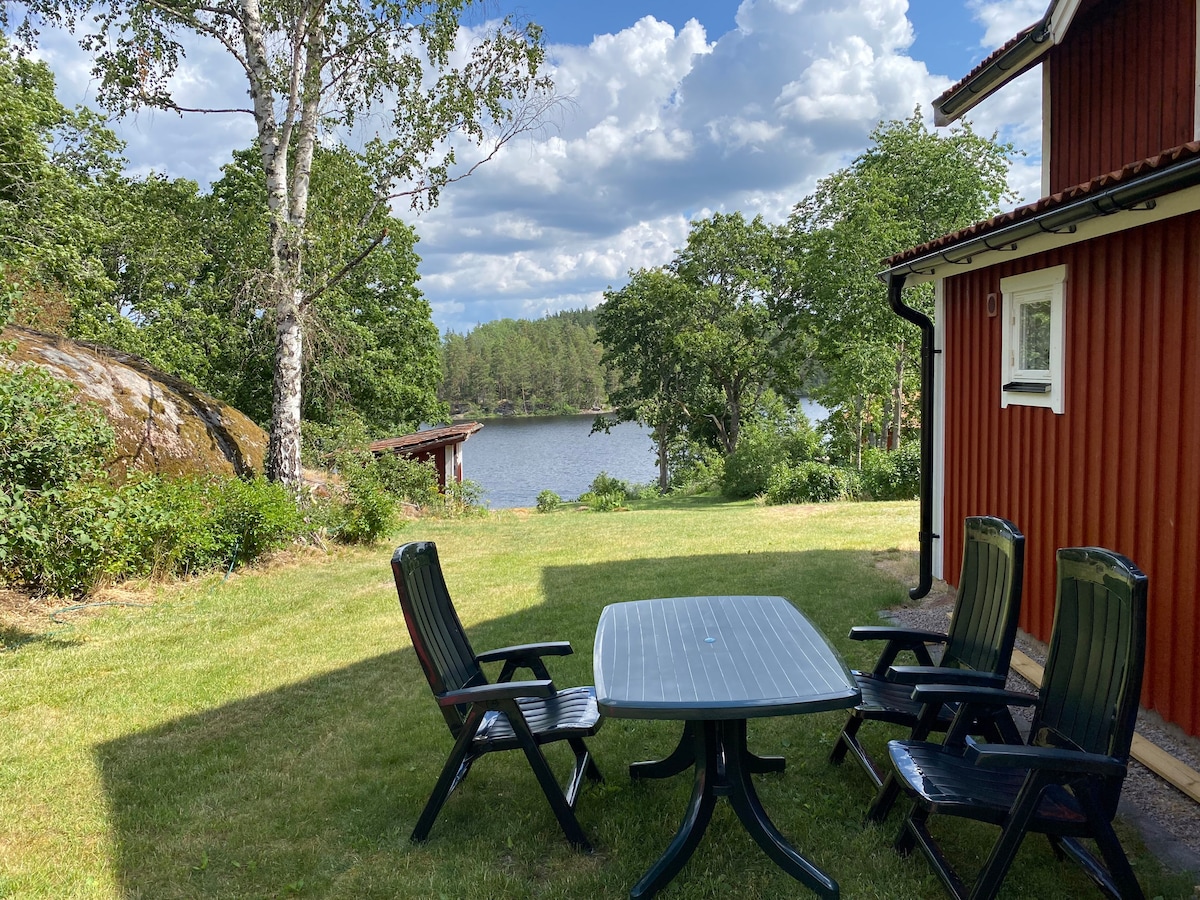 Stor stuga med bra läge vid sjö i Småland.