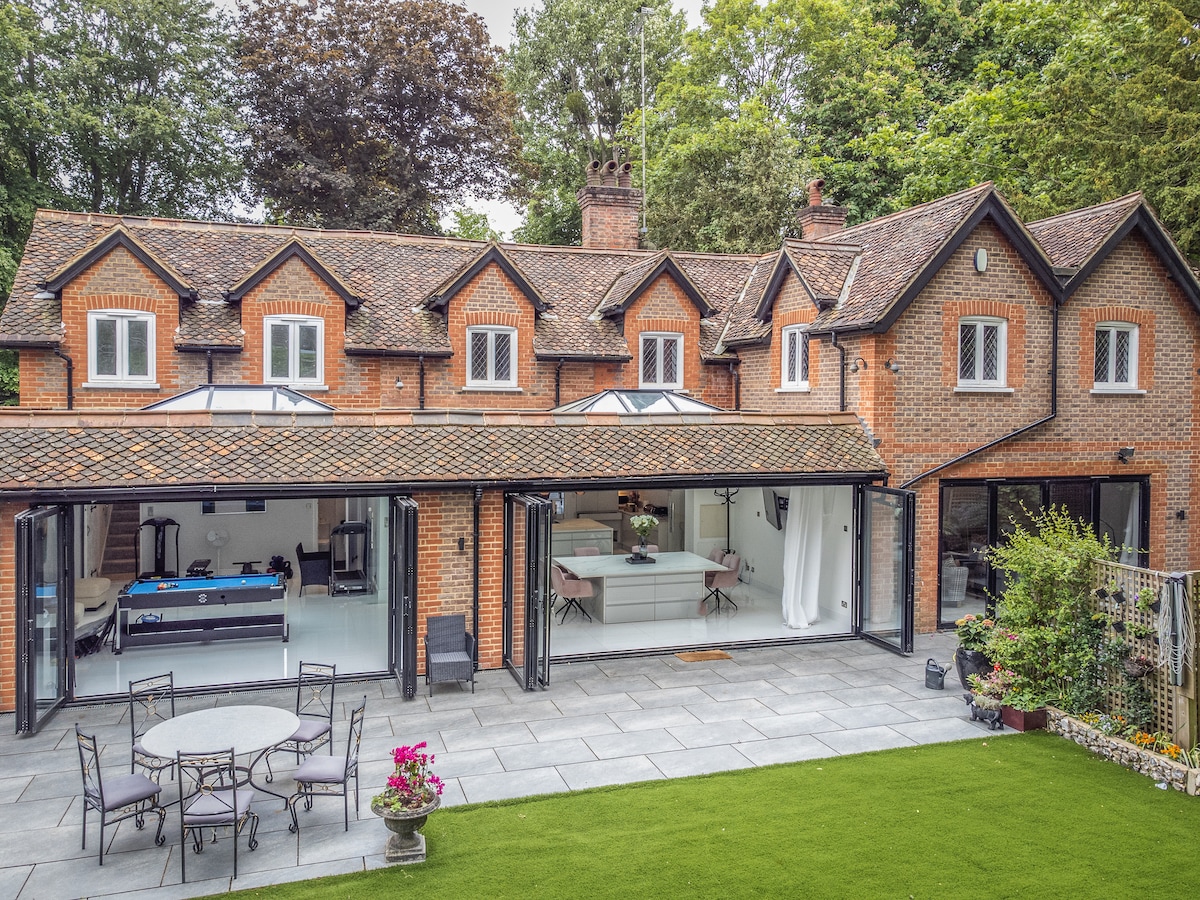 Prestigious 5 Bed Retreat: Spacious Tranquil Haven