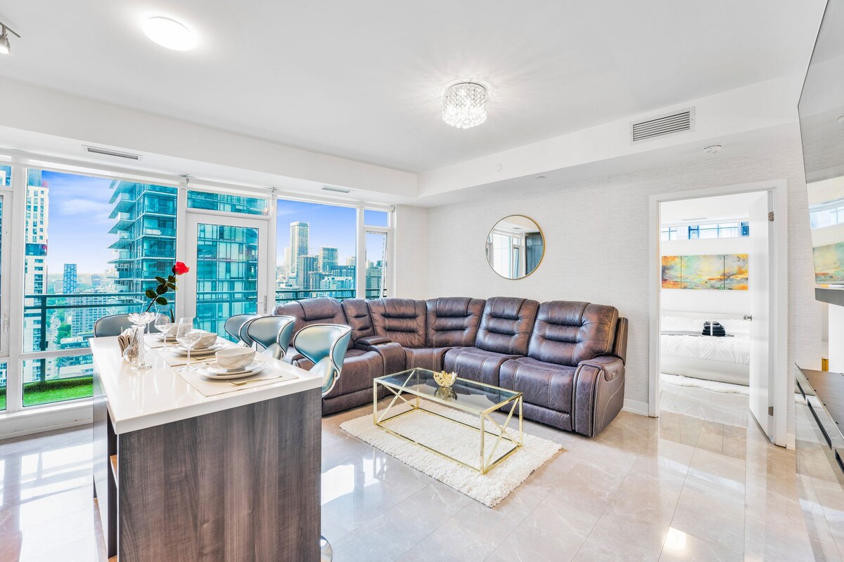 Luxury DT 1BR+Study, 2BA King West Condo