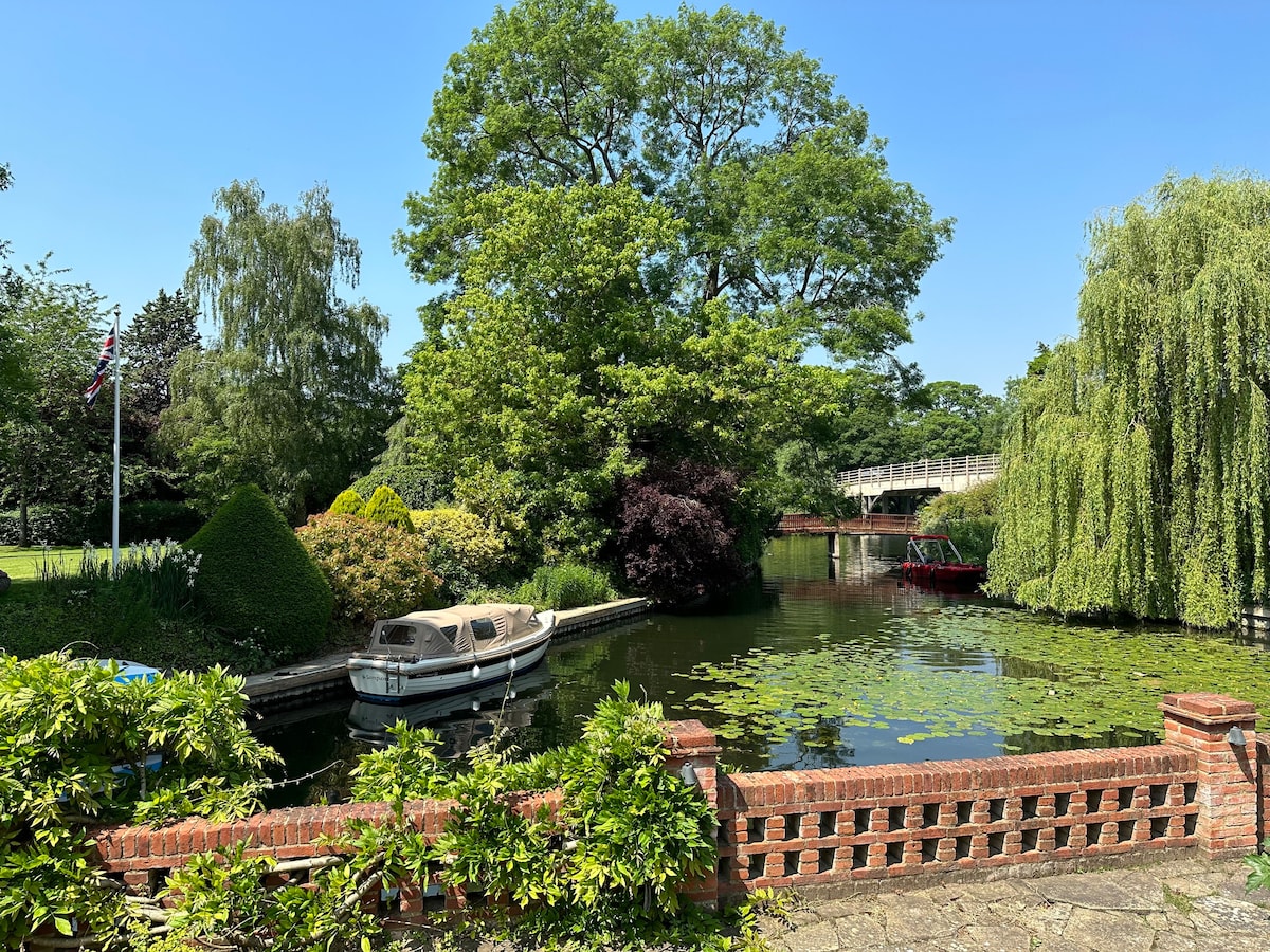 Pool House at Mill Cottage