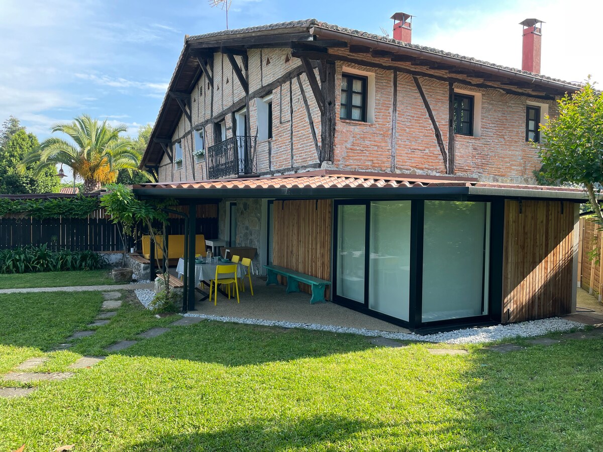 Casa con porche y jardín