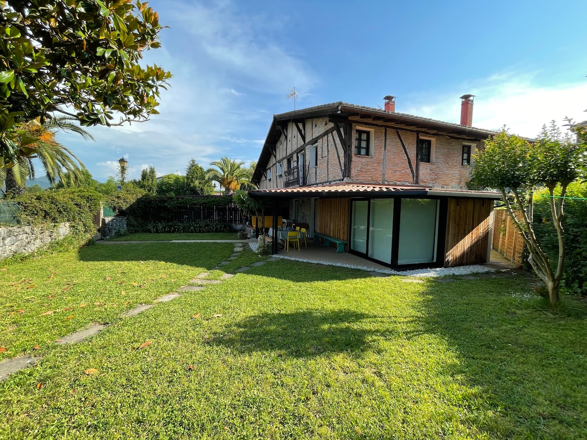 Casa con porche y jardín