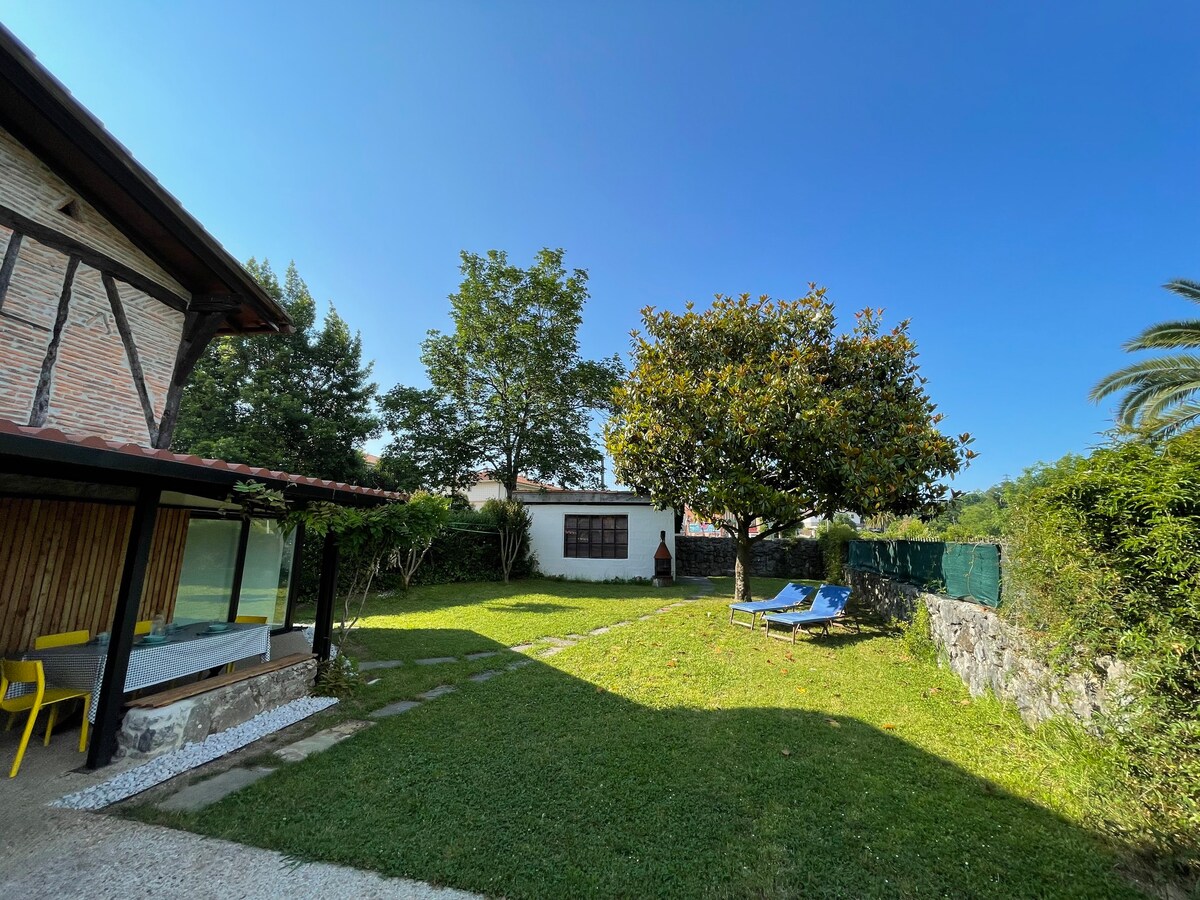 Casa con porche y jardín