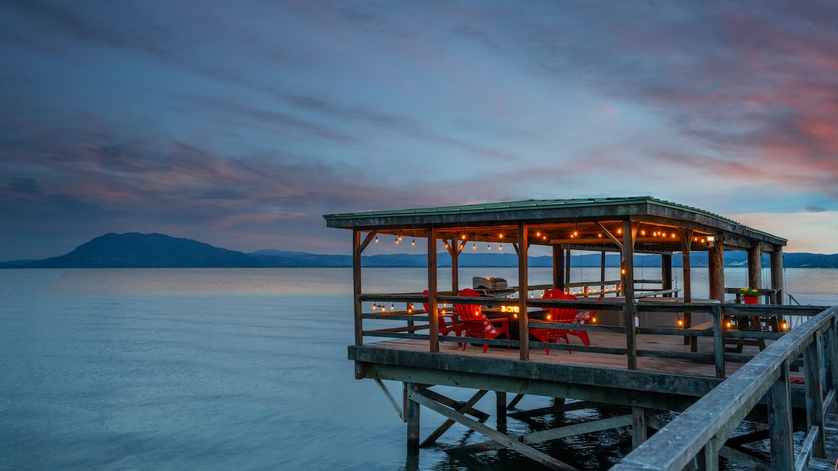 Beautiful lake house w/ stunning sunset views!