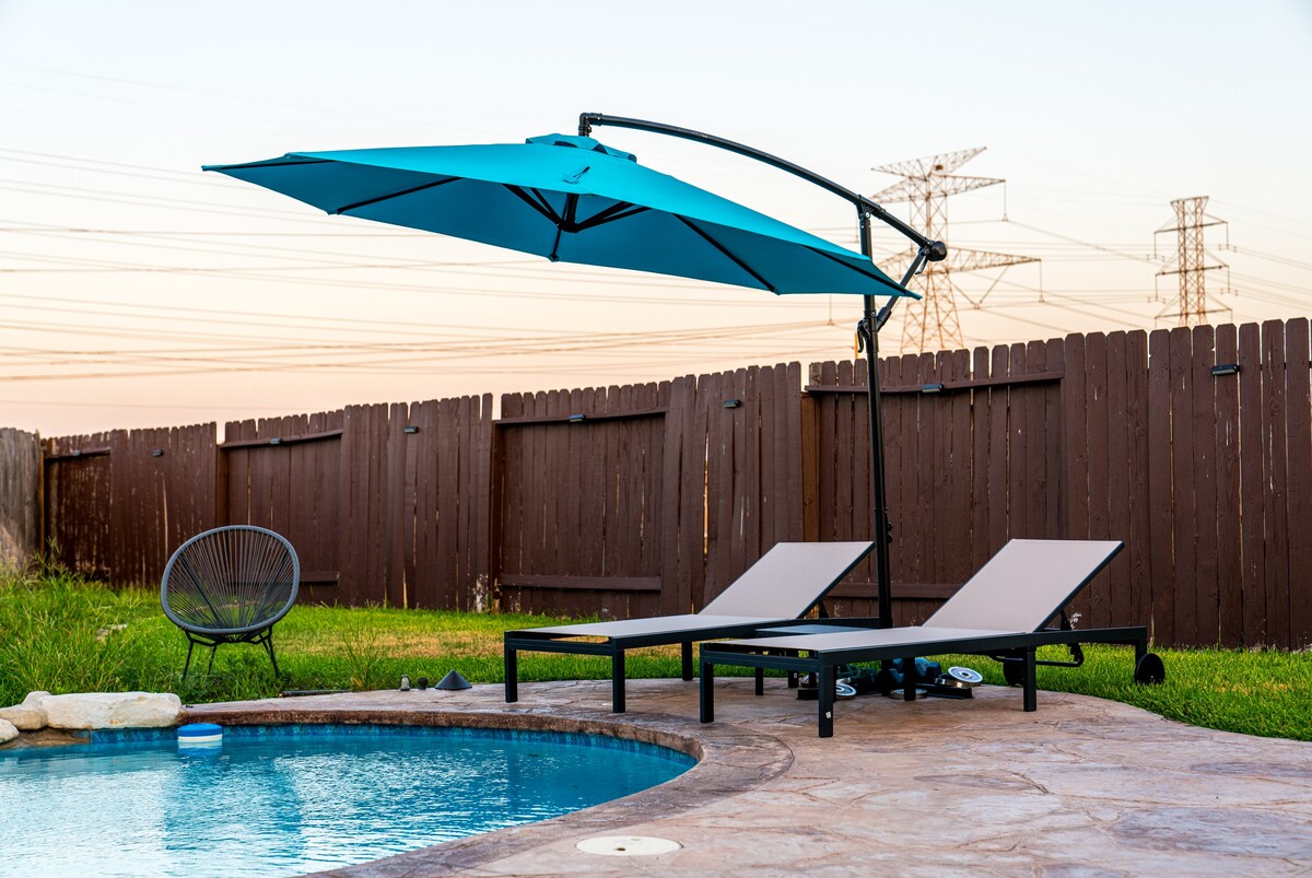 Cozi Sunset Villa & Pool in Houston