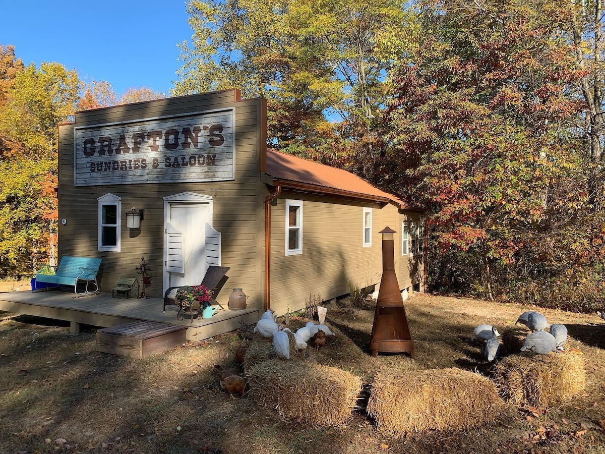 Entire Saloon: Bloomington-Area Farm Stay