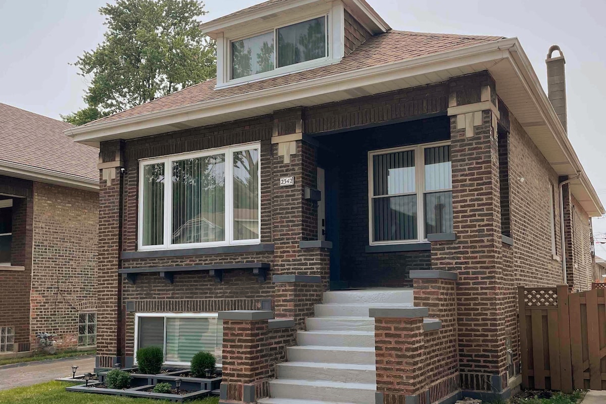 Chicago-Berwyn Home with free driveway parking